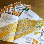 Kuvassa on Patsastelua lapsiperheille -kävelyreitin opasvihkosia, joissa näkyy kunkin kohteen sijainti Turun kartalla, tietoa veistoksista ja Arilyn-sovelluksella skannattava kuvio.