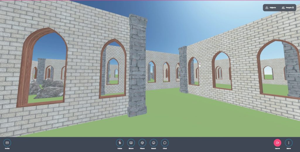 Kuvassa näkyy Mozilla Hubsin käyttäjänäkymä labyrinttiin. Labyrintti koostuu tiilestä rakennetuista seinämistä, joissa on suippokaarisia ikkunoita. Maa on vihreä ja taivas sininen.