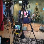 Kuva striimauskalustosta kuvauspaikalla, jossa jouluinen rekvisiitta.Kuva striimauskalustosta kuvauspaikalla, jossa jouluinen rekvisiitta.