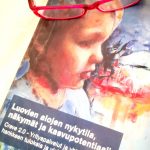 Pöydällä kirja "Luovien alojen nykytila" ja sen päällä punaist silmälasit.