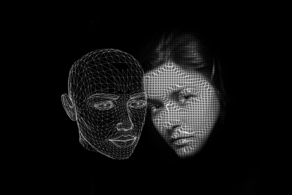 Naisen mustavalkoiset kasvot, jonka vieressä pikseleistä muodostettu kasvokuva.